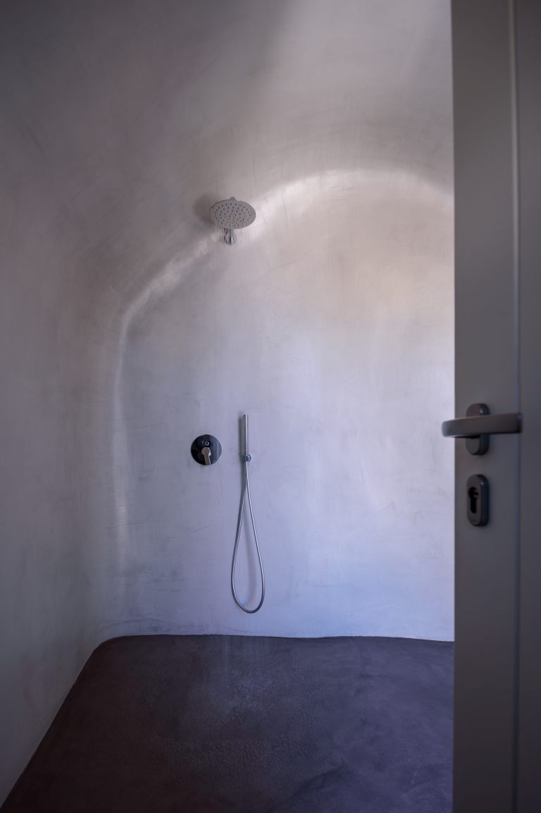 nostos-apartments-public-pool-bathroom (1)